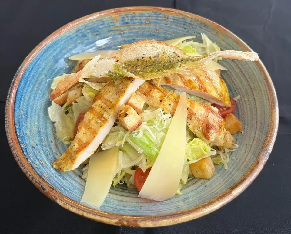 Toyuqlu Sezar salatı