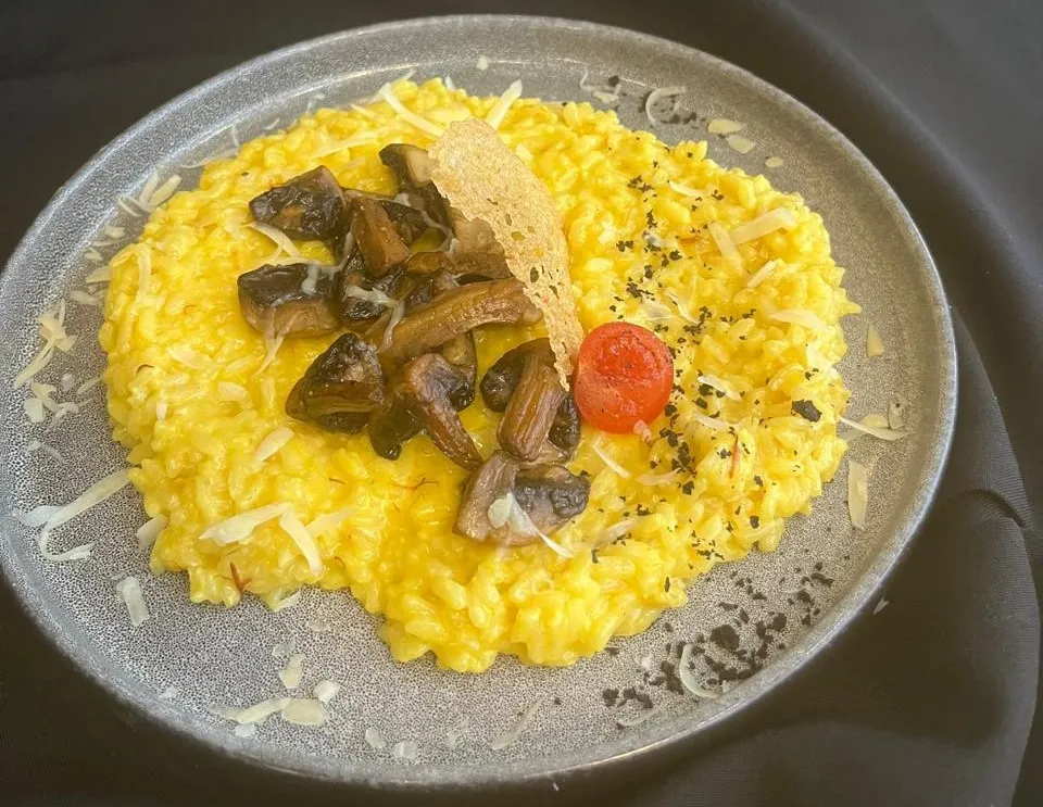 Zəfəranlı göbələkli rizotto