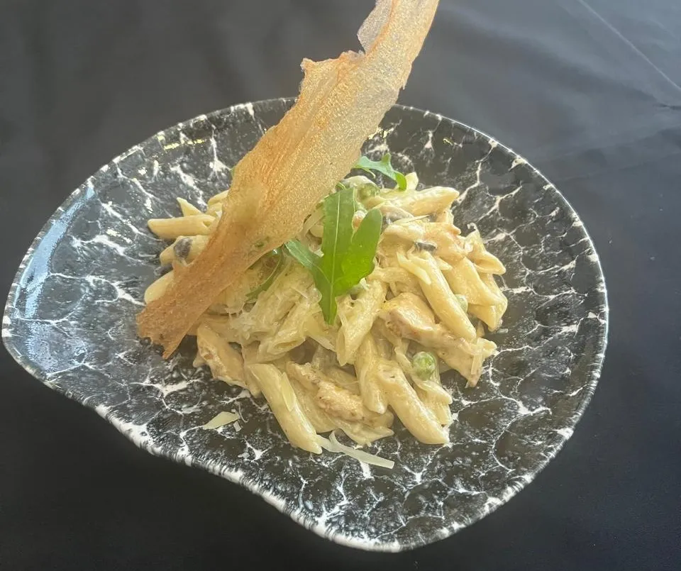 Toyuqlu, göbələkli, qaymaqlı penne