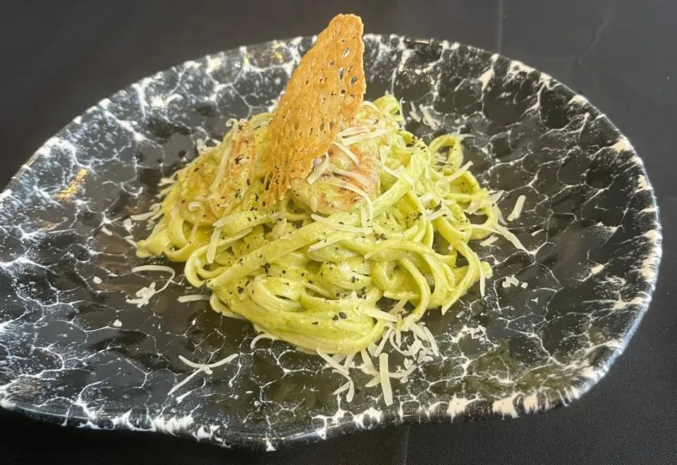 Yaşıl souslu krevetli linquini