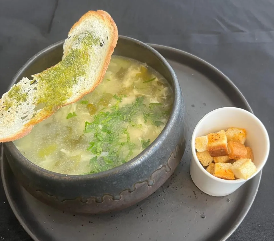 Qulançar və toyuq şorbası