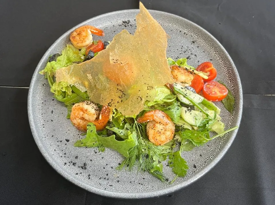 Avokadolu krevet salatı