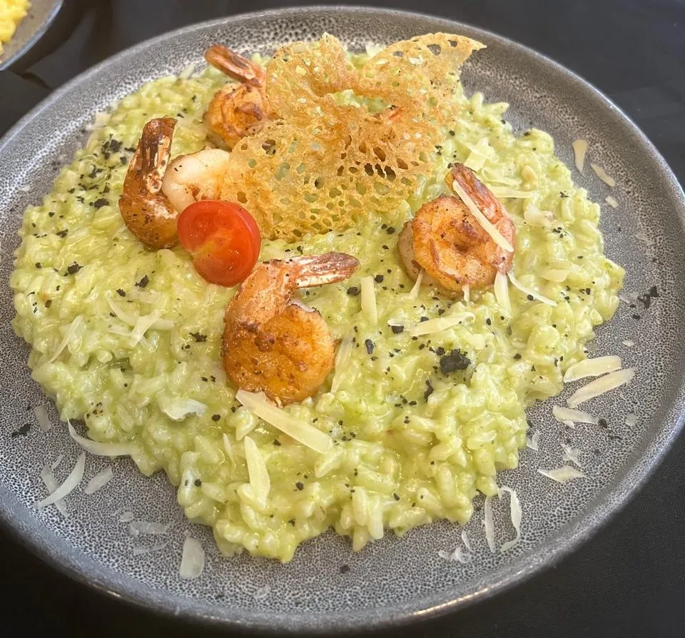 Yaşıl souslu krevetli rizotto